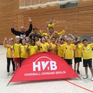 Große Freude bei der Pokalüberreichung der Handball-Grundschulliga