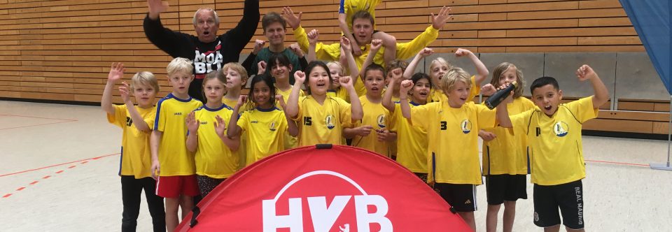 Große Freude bei der Pokalüberreichung der Handball-Grundschulliga