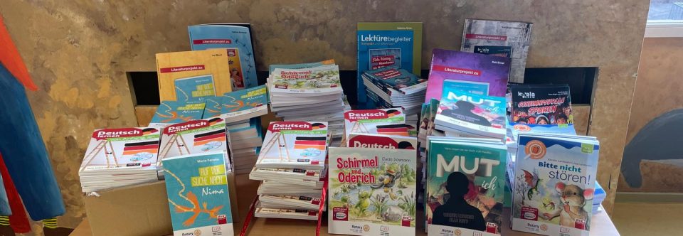 Bücherspende für die Hansa-Grundschule